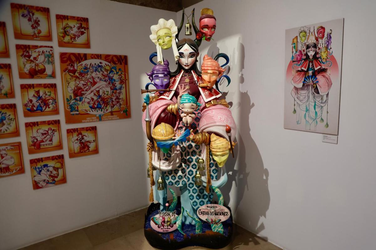 Un 'ninot' de estética japonesa en la exposición de Paco Camallonga en el Centre del Carme.