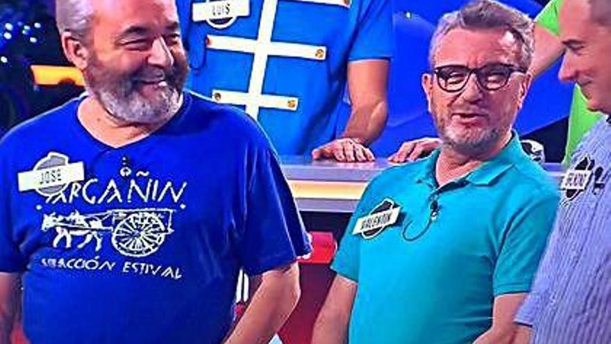 José Pinto, a la izquierda con la camiseta de Argañín en el programa.