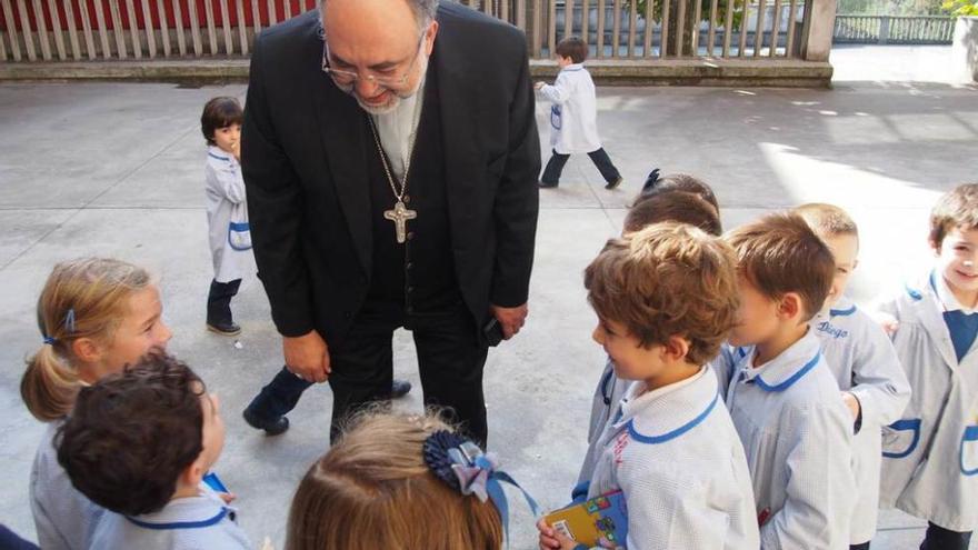 El Arzobispo dialoga con los alumnos de segundo de Infantil del colegio de Nuestra Señora de Covadonga.