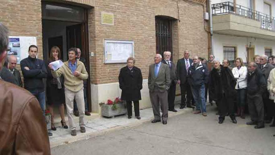 El alcalde de San Pedro, Jesús Fuentes, en el concejo vecinal. Foto L. O. Z.