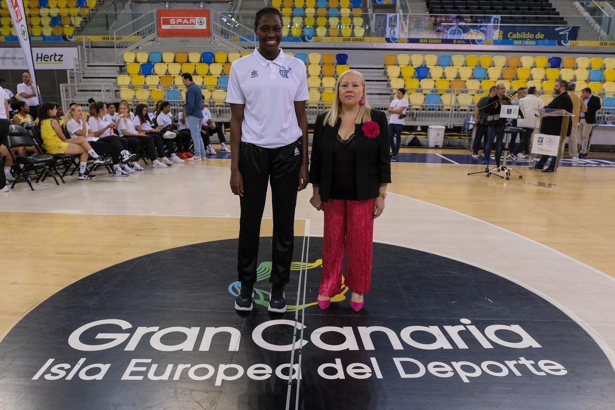 Sika Koné junto a Begoña Santana (derecha) en el acto de clausura de la temporada 2022-23 del Spar Gran Canaria
