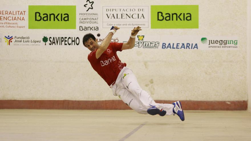 Genovés II en l&#039;aire en el moment de restar una rematada de José Salvador en la semifinal disputada en la nit del divendres al trinquet de Vila-real.