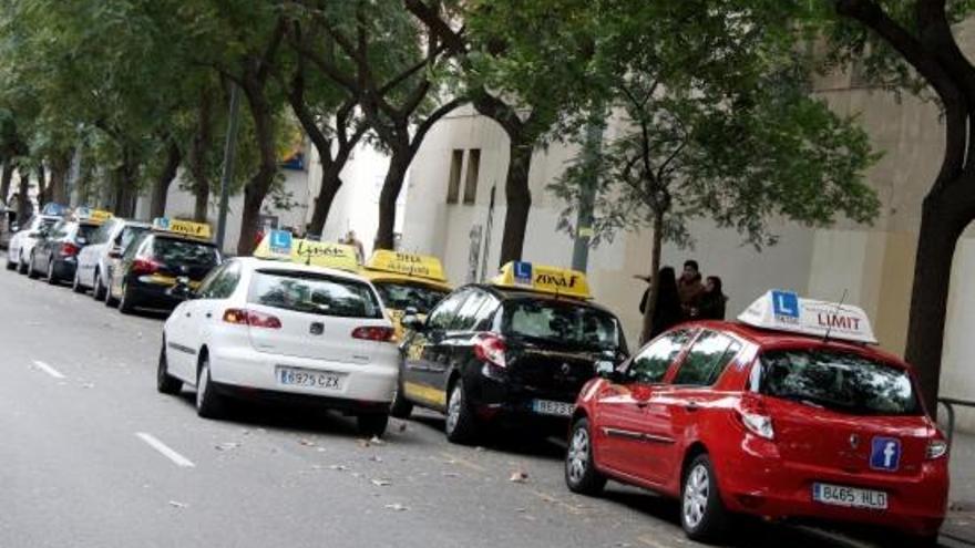 Un cotxe d&#039;autoescola fent pràctiques de conducció