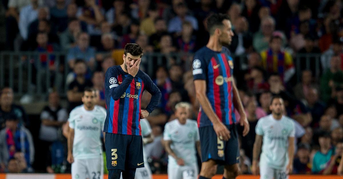 Busquets y Piqué, abatidos tras un gol del Inter en el Camp Nou.