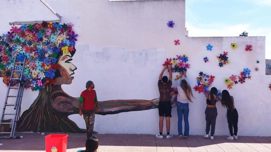 Mural con botellas de plástico en el IES Xarc de Santa Eulària