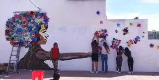 Mural con botellas de plástico en el IES Xarc de Santa Eulària