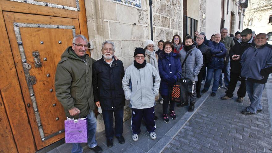 Las personas que hacía cola esta mañana para comprar las sillas para las Entradas.