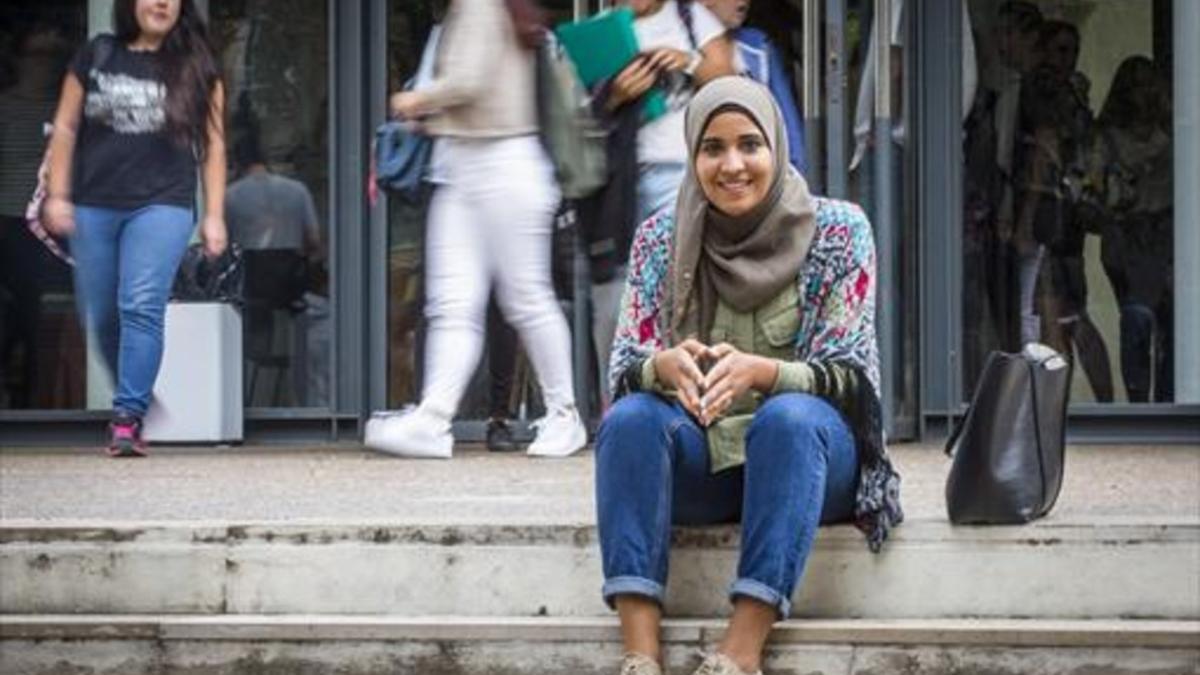 Una alumna musulmana con el hiyab.