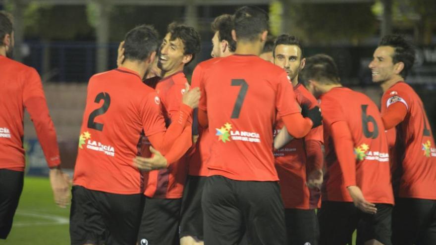 Los jugadores de La Nucía celebran un gol frenta al Eldense.