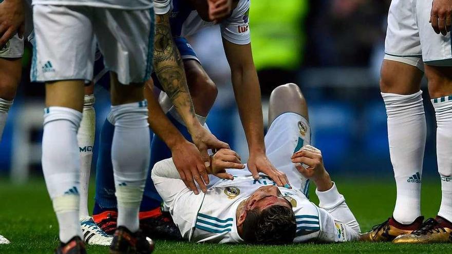 Cristiano Ronaldo, tumbado en el suelo tras encajar un fuerte golpe en la cabeza al marcar el segundo gol. // Óscar del Pozo