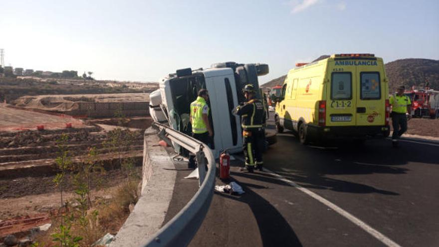 El chófer del camión sufrió un fuerte golpe en la cabeza y fue evacuado a Hospiten Sur.