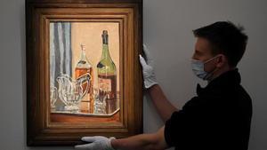 Un trabajador de Sotheby’s, con el cuadro pintado por Winston Churchill.
