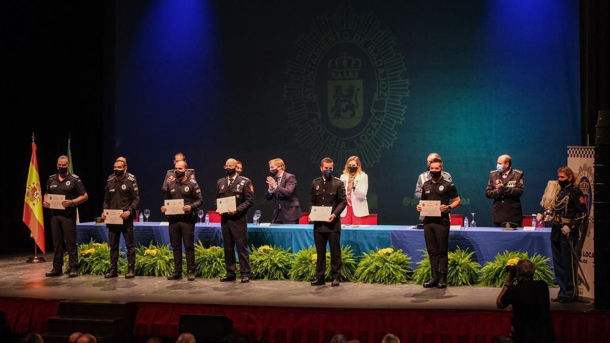 Imagen de archivo de la entrega de medallas en el teatro López de Ayala.