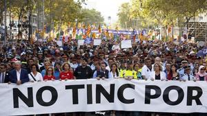 La cabecera de la manifestación de Barcelona, con los representantes de los colectivos que atendieron a las víctimas de los atentados.