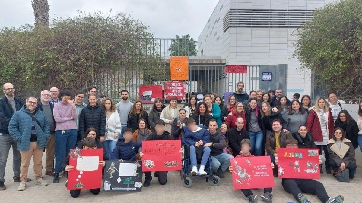 Protesta frente al centro.