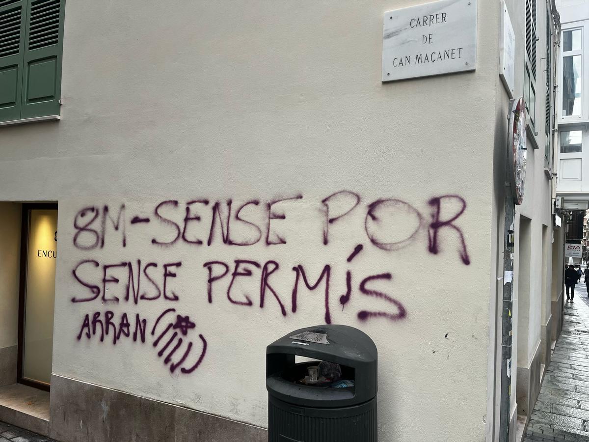 Una pintada por el 8M en la calle Can Maçanet.