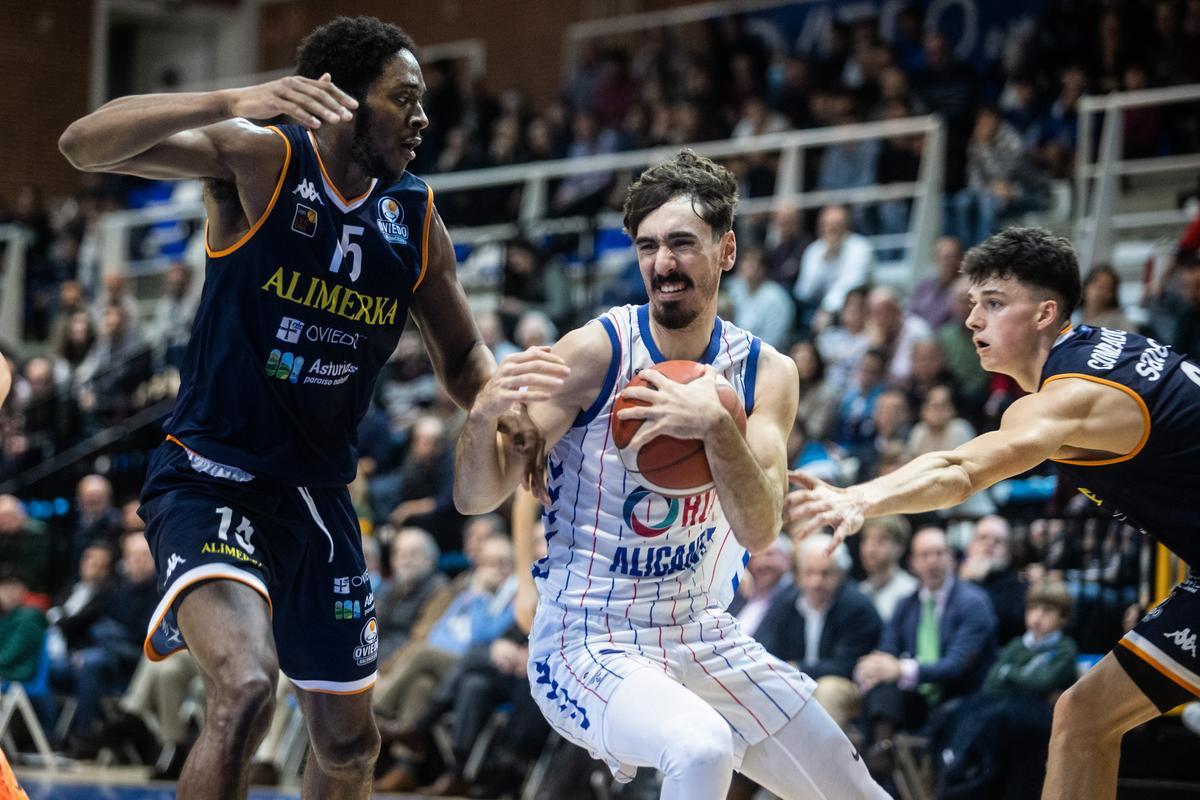 Guillem Arcos durante el partido en Oviedo.