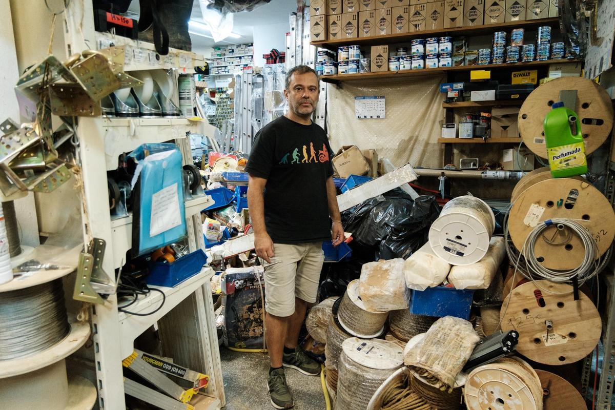 Jaume Ribas, en el interior de su ferretería