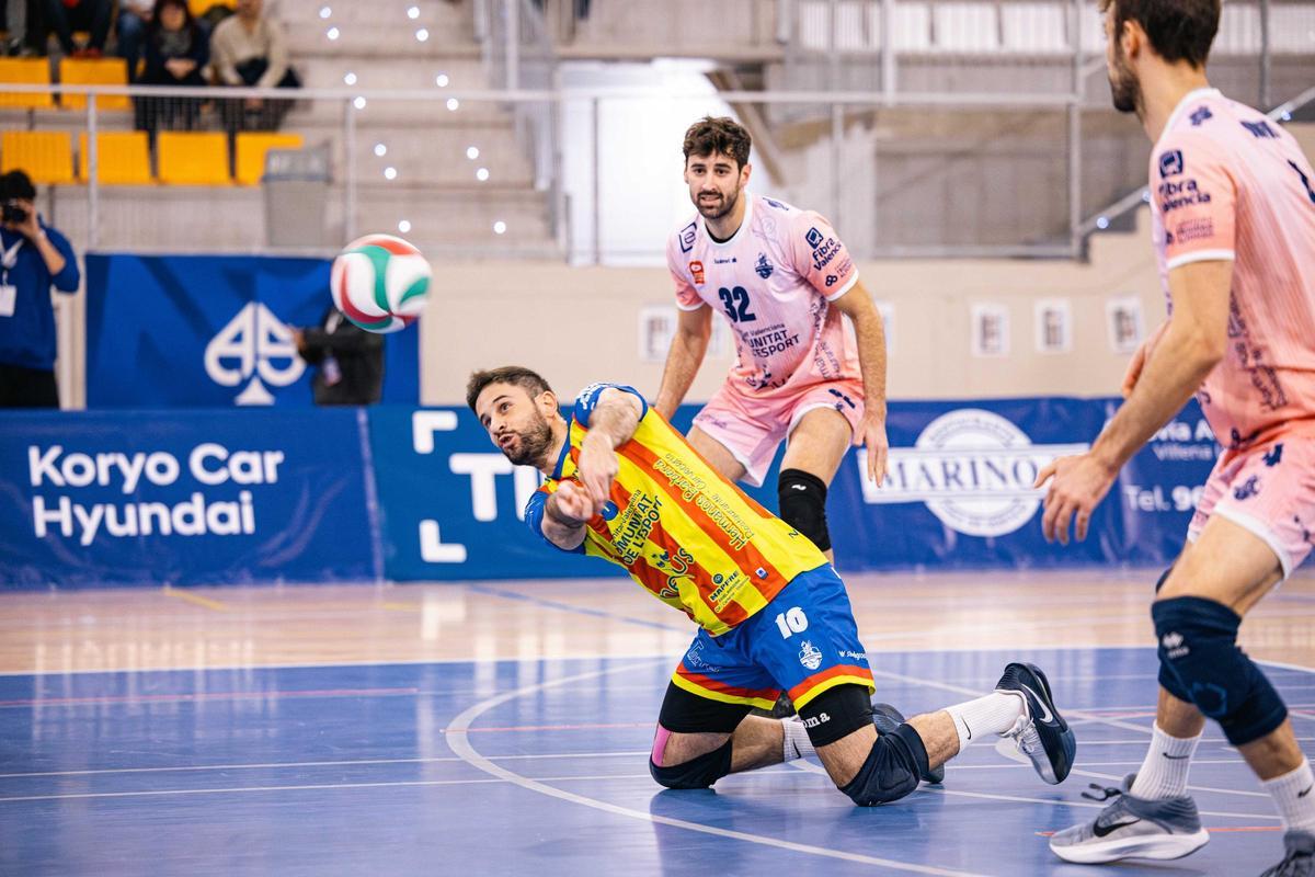 Defensa del jugador del Léleman Conqueridor, Aharón Gámiz, desde el suelo.
