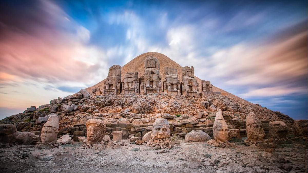 El monte Nemrut es una de las  maravillas que podemos encontrar en la Mesopotamia turca, al sudeste del país.