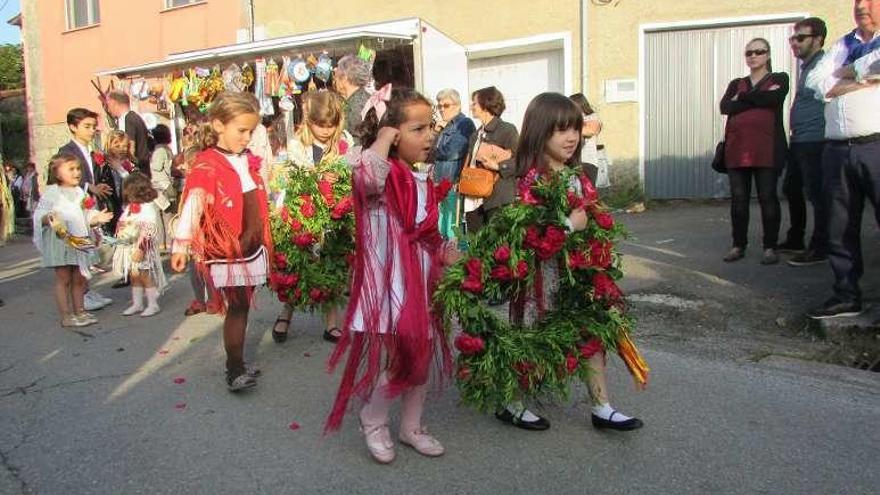 Las niñas portan las coronas de rosas y boje.