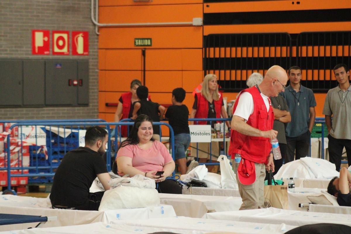 Los evacuados por los incendios de Madrid, en un pabellón de Móstoles