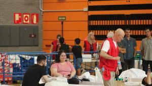 Los evacuados por los incendios de Madrid, en un pabellón de Móstoles
