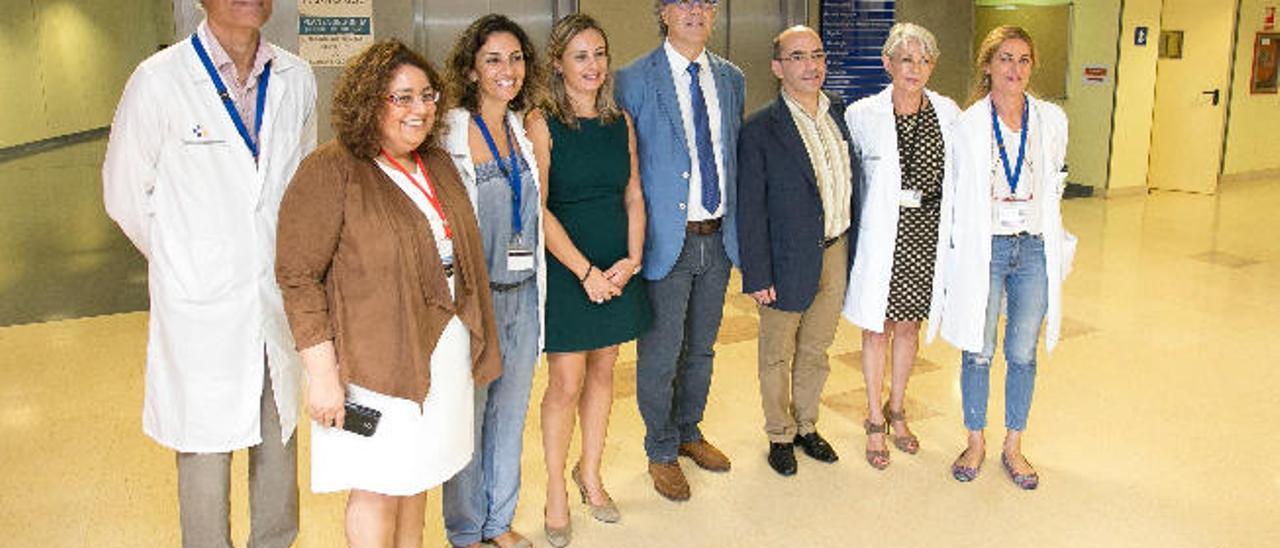 De izquierda a derecha, José Luís Rodríguez, actual gerente, Sandra Celis, Celeste Curbelo, Laura Cabrera, el consejero de Sanidad, Jesús Morera, Roberto Moreno, la exgerente Carmina Wanden-Bergue y la dimitida Esther González