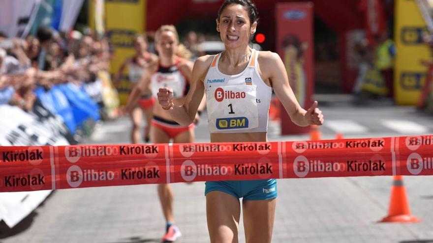 Solange Pereira cruza la meta de la Milla de Bilbao. // Miguel Toña Adel