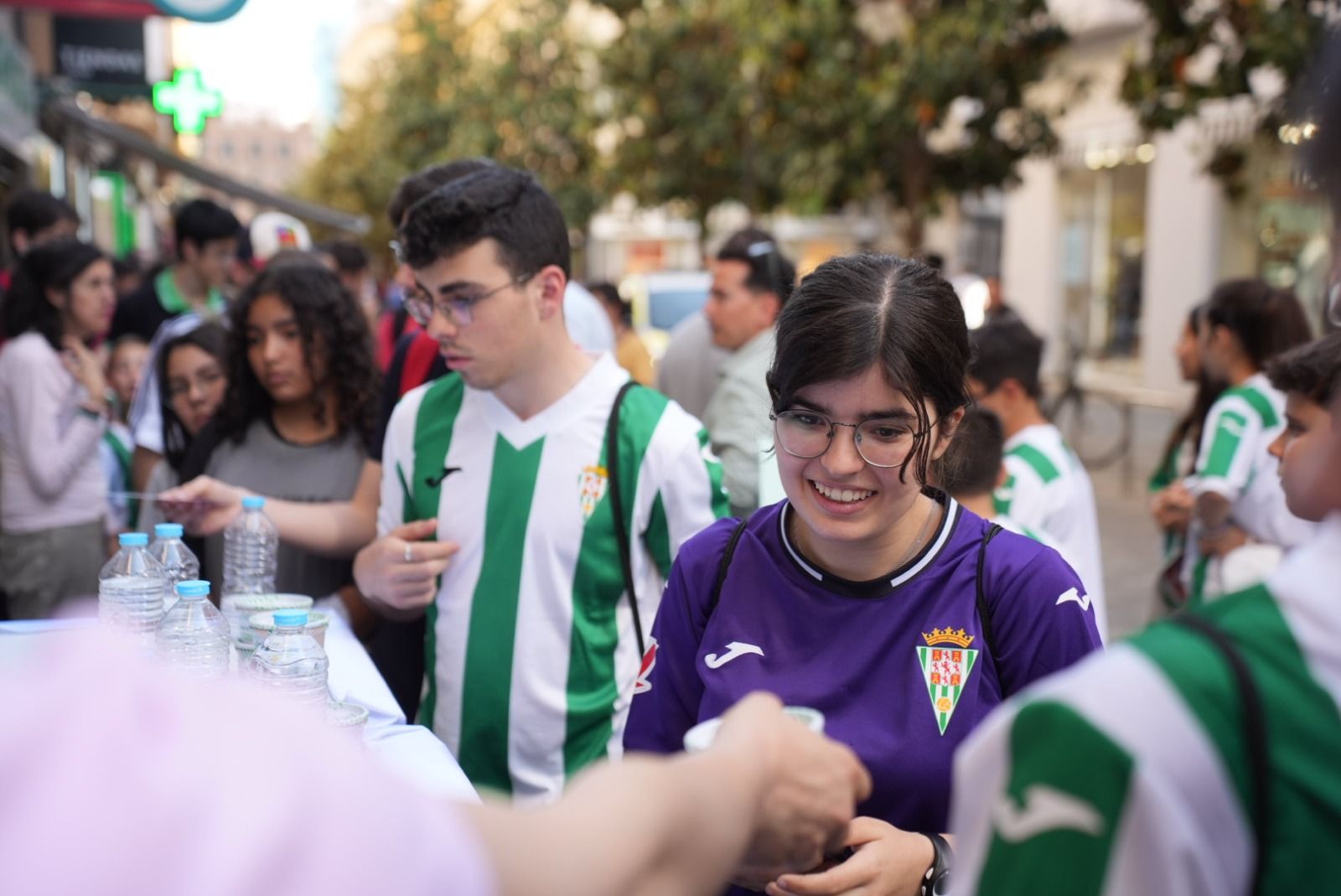 La firma de autógrafos del Córdoba CF en Cruz Conde, en imágenes