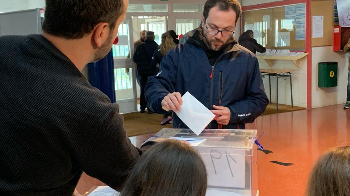 Ciudadanos de Santiago votan en el IES Antonio Fraguas