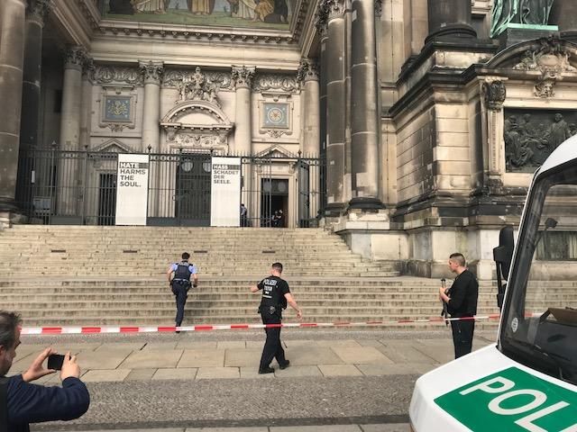 Un policía ha abierto fuego este domingo contra un sospechoso en la Catedral de Berlín. El agente está herido y