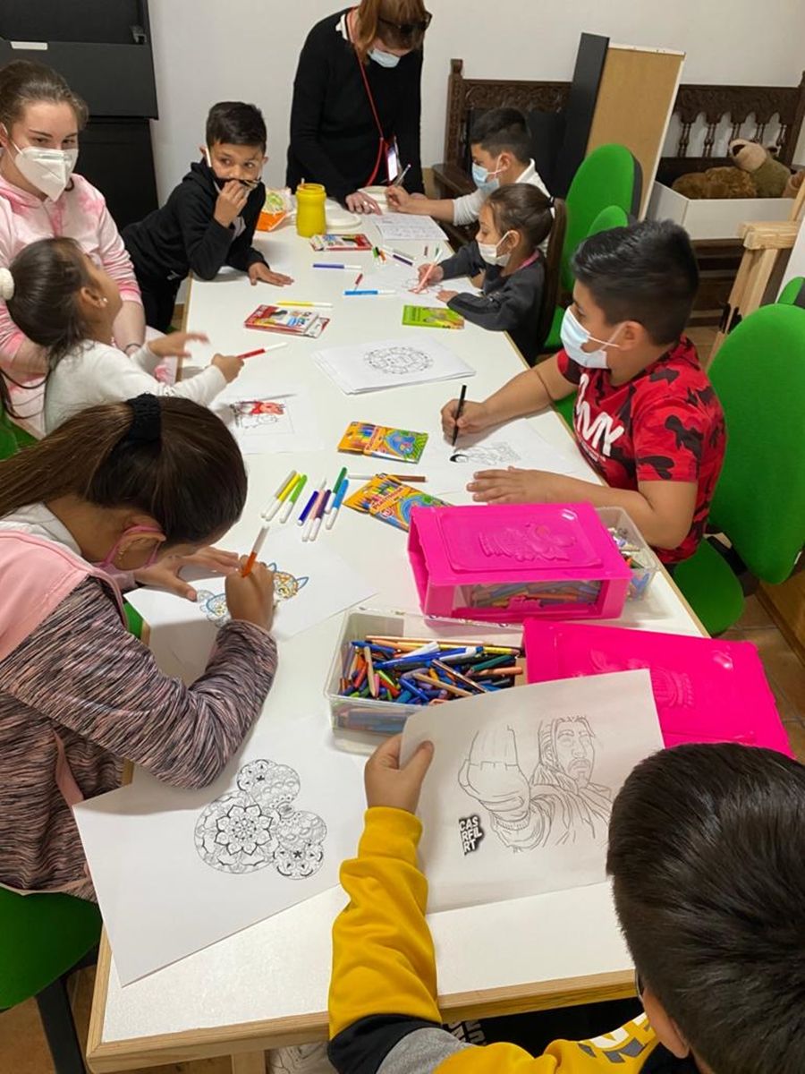 Un grupo de niños realiza una actividad de dibujo