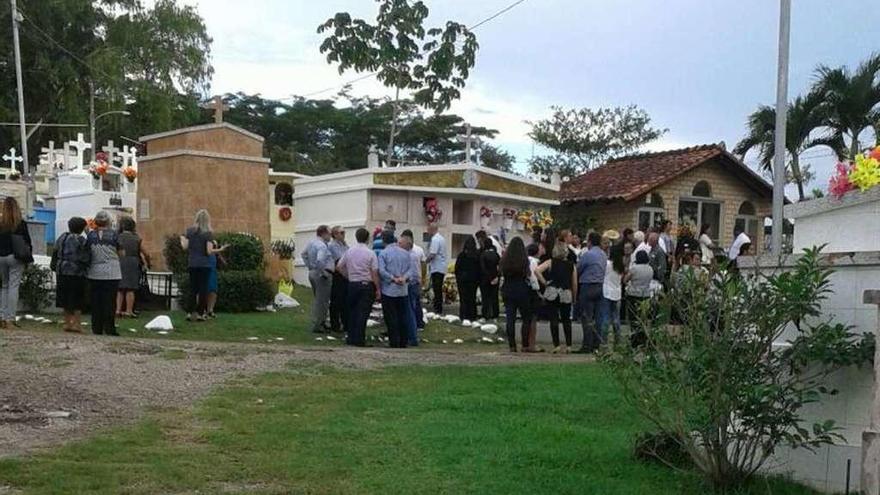 Un momento del sepelio del emigrante ourensano en Chitré, Panamá . // FdV