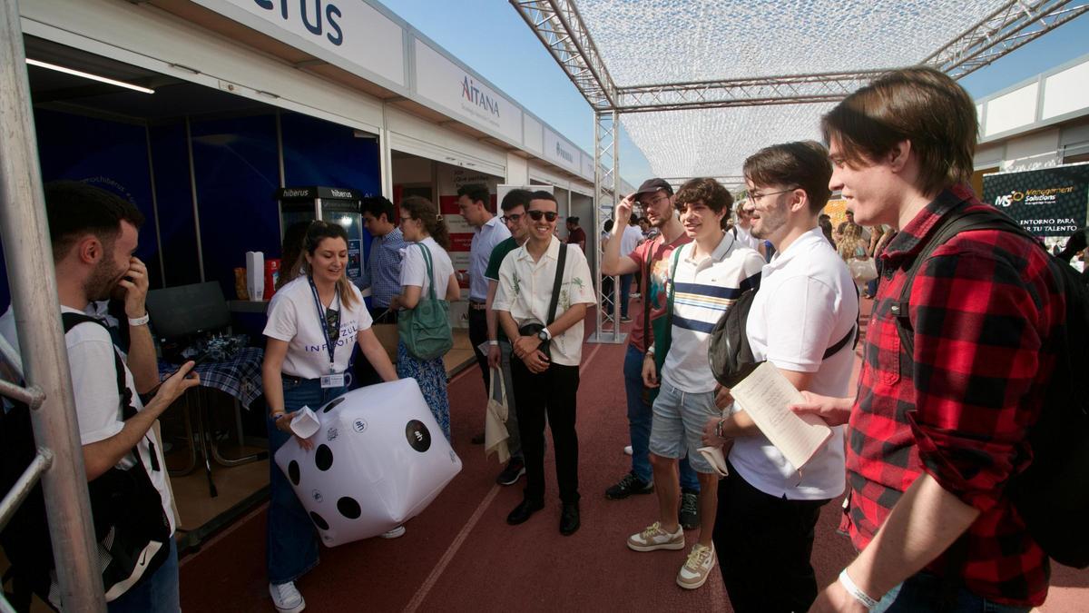 Estudiantes y empresas se dan cita en el Foro de Empleo de la UPV.