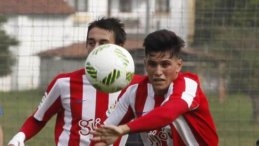 Cristian Salvador se dirige hacia el balón con Pedro Díaz al fondo.