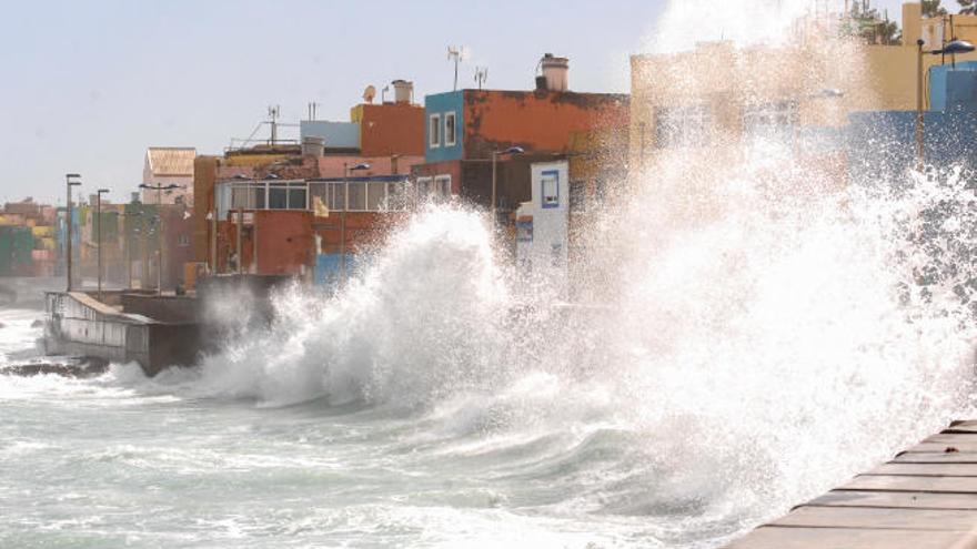 Las olas baten en el paseo de San Cristóbal de Las Palmas de Gran Canaria.