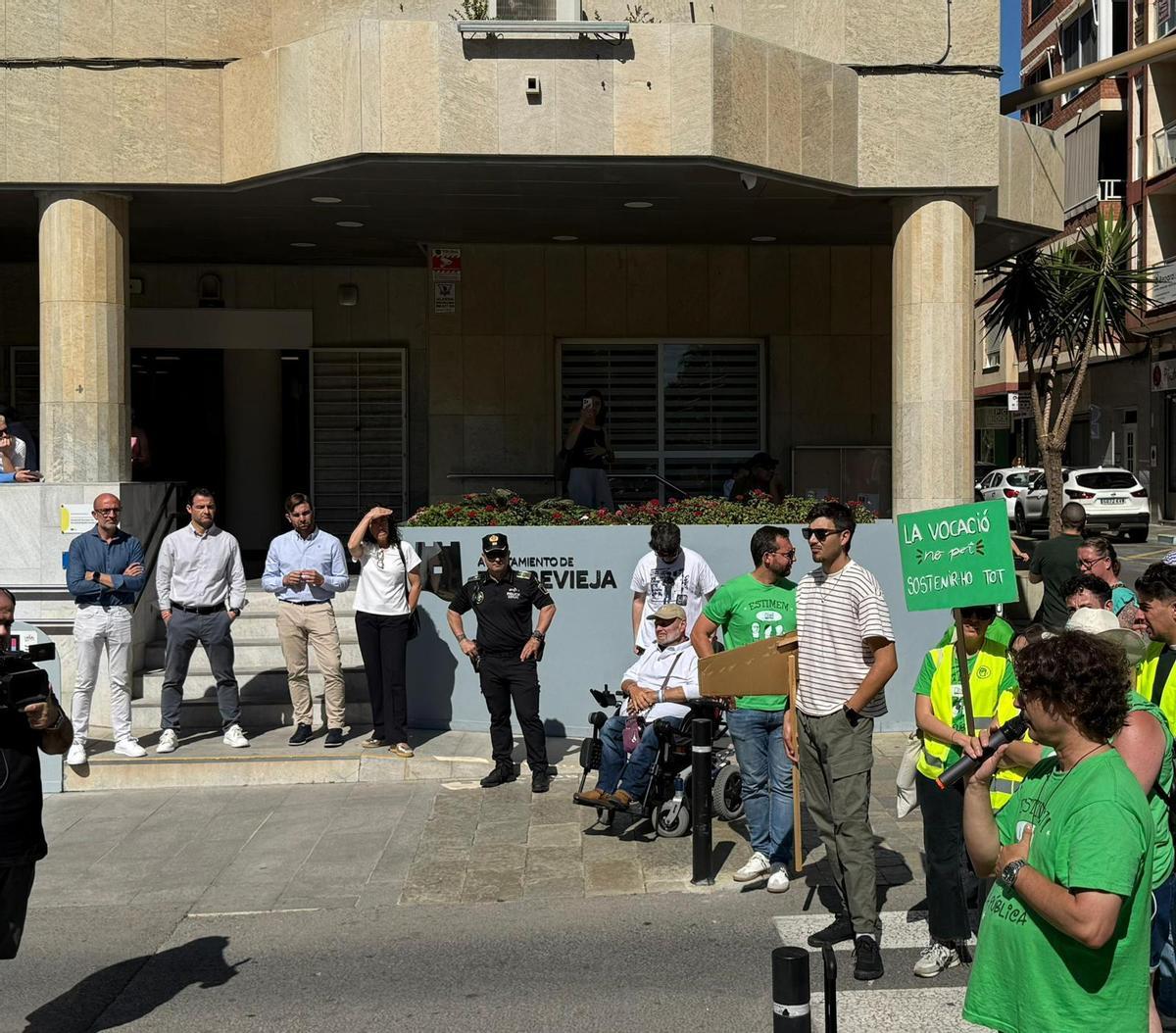 A la izquierda, el edil Recuerdo, el alcalde Eduardo Dolón y la vicealcaldesa Rosario Martínez Chazarra