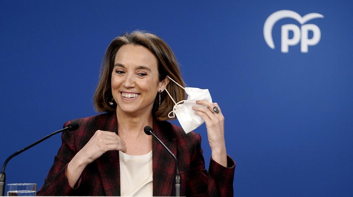 La secretaria general del Partido Popular, Cuca Gamarra, durante la rueda de prensa tras la primera reunión del nuevo presidente del PP, Alberto Núñez Feijóo, con su Comité de Dirección.