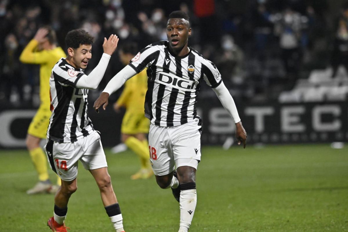 Koné celebra el gol por todo lo alto.