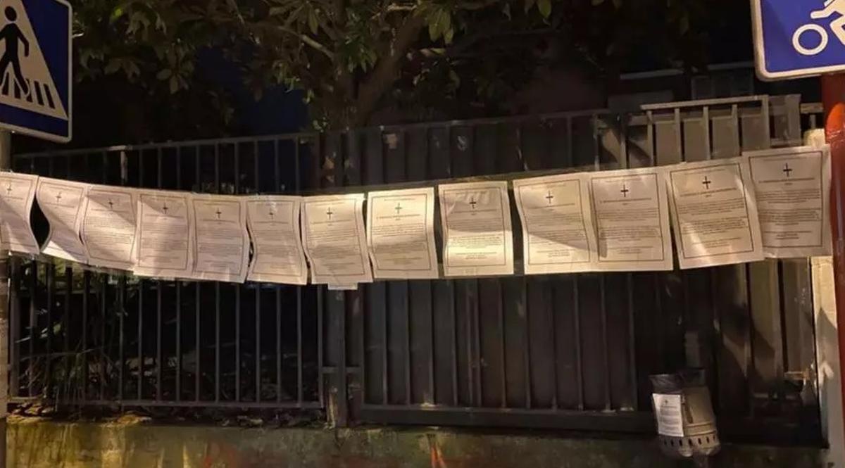 Esquelas que fueron colocadas en la puerta del IES As Lagoas.