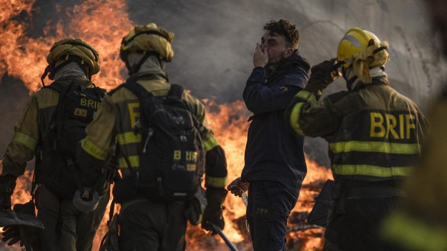 Brigadistas en un incendio en Monterrei, este pasado verano. |  Brais Lorenzo