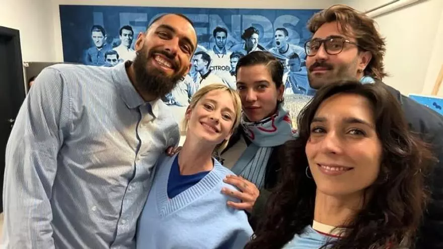 Borja Iglesias invita a Balaídos a las actrices de una serie de Netflix que se rueda en Vigo