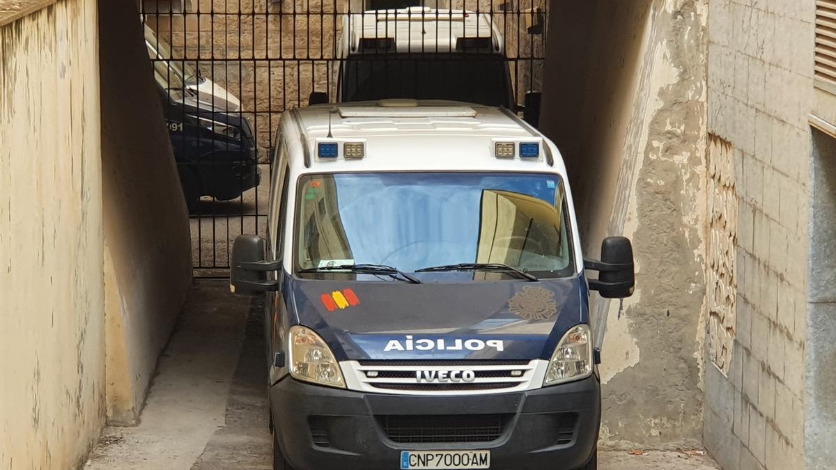 Furgones de la Policía en los juzgados de Alicante.