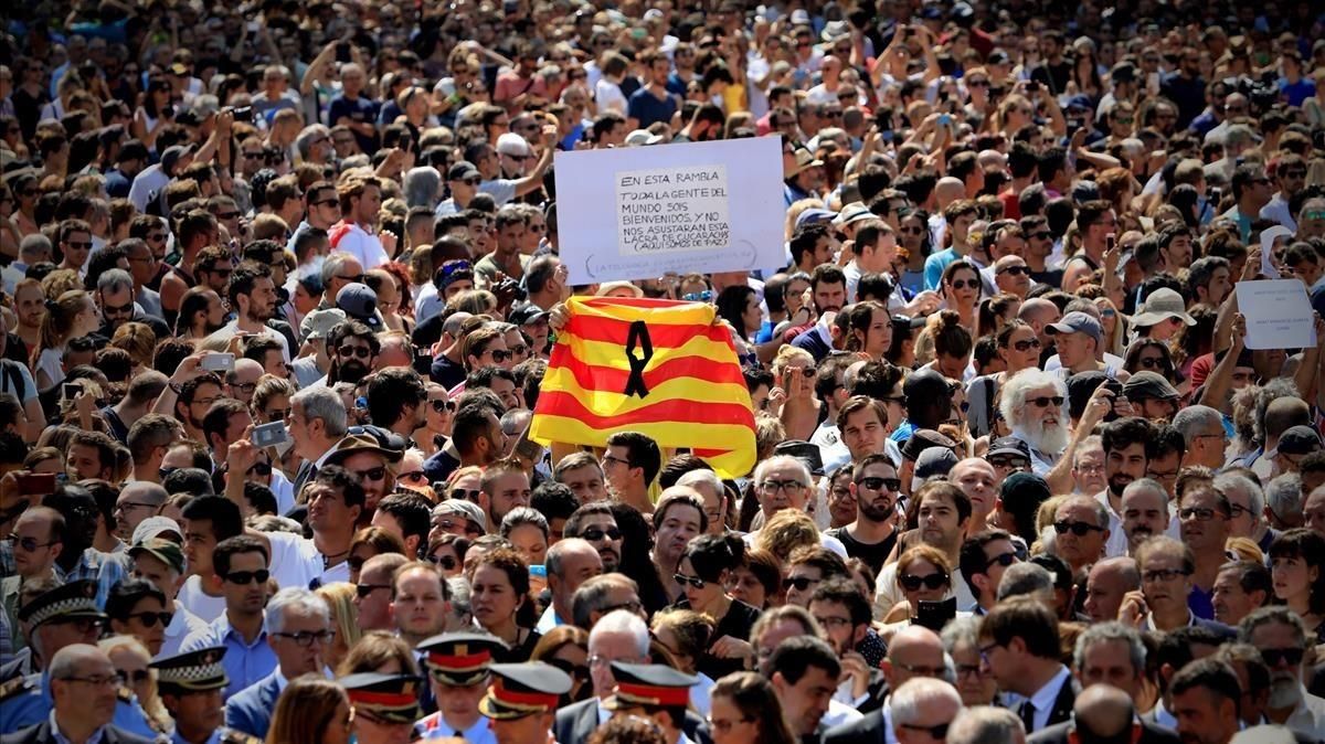 Multitudinario minuto de silencio en Plaza de Catalunya. FERRAN NADEU