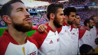 Piqué, acusado de hacer la peineta durante el himno español