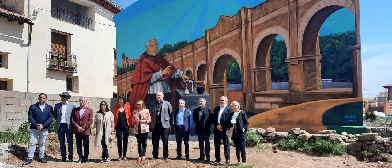 Autoridades y participantes en la conmemoración, con el nuevo mural de Molina Lario en su pueblo natal, Camañas.