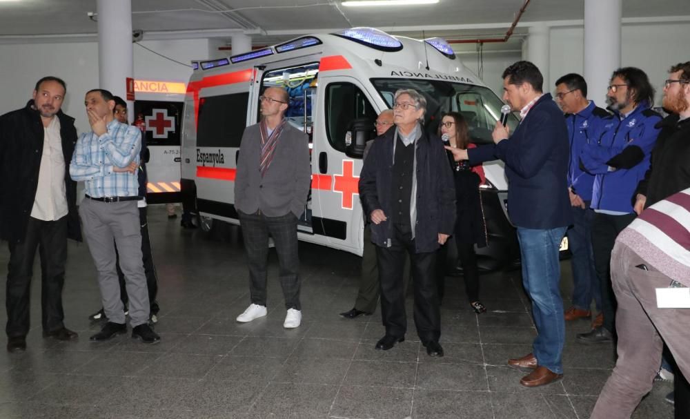 Cruz Roja de Alcoy presenta la nueva ambulancia.