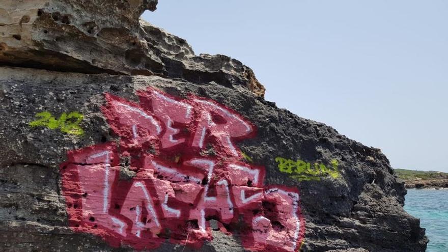 Deutsche Graffitis verschandeln idyllischen Steinstrand auf Mallorca