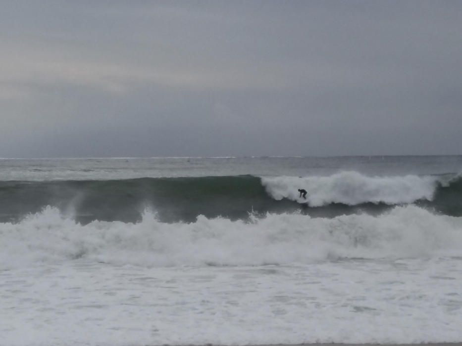 Mar brava. Fort onatge en un dia de temporal, canvis marítims i meteoròlogics. Tot i així sempre hi ha algú que ho aprofita per surf.